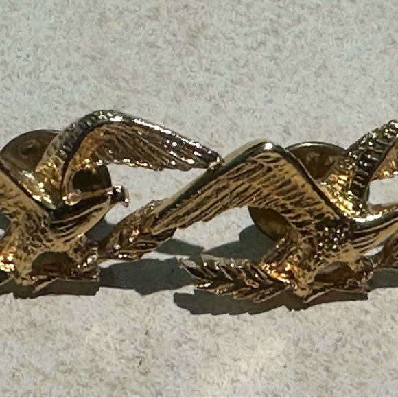 FIRST AMERICAN TITLE INSURANCE Six lapel/ hat pins. Perfect for collectors. - Picture 4 of 8